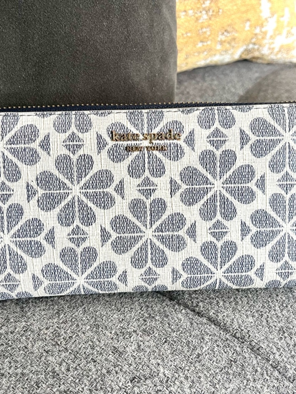 kate spade White and Gray Floral Pattern Wallet